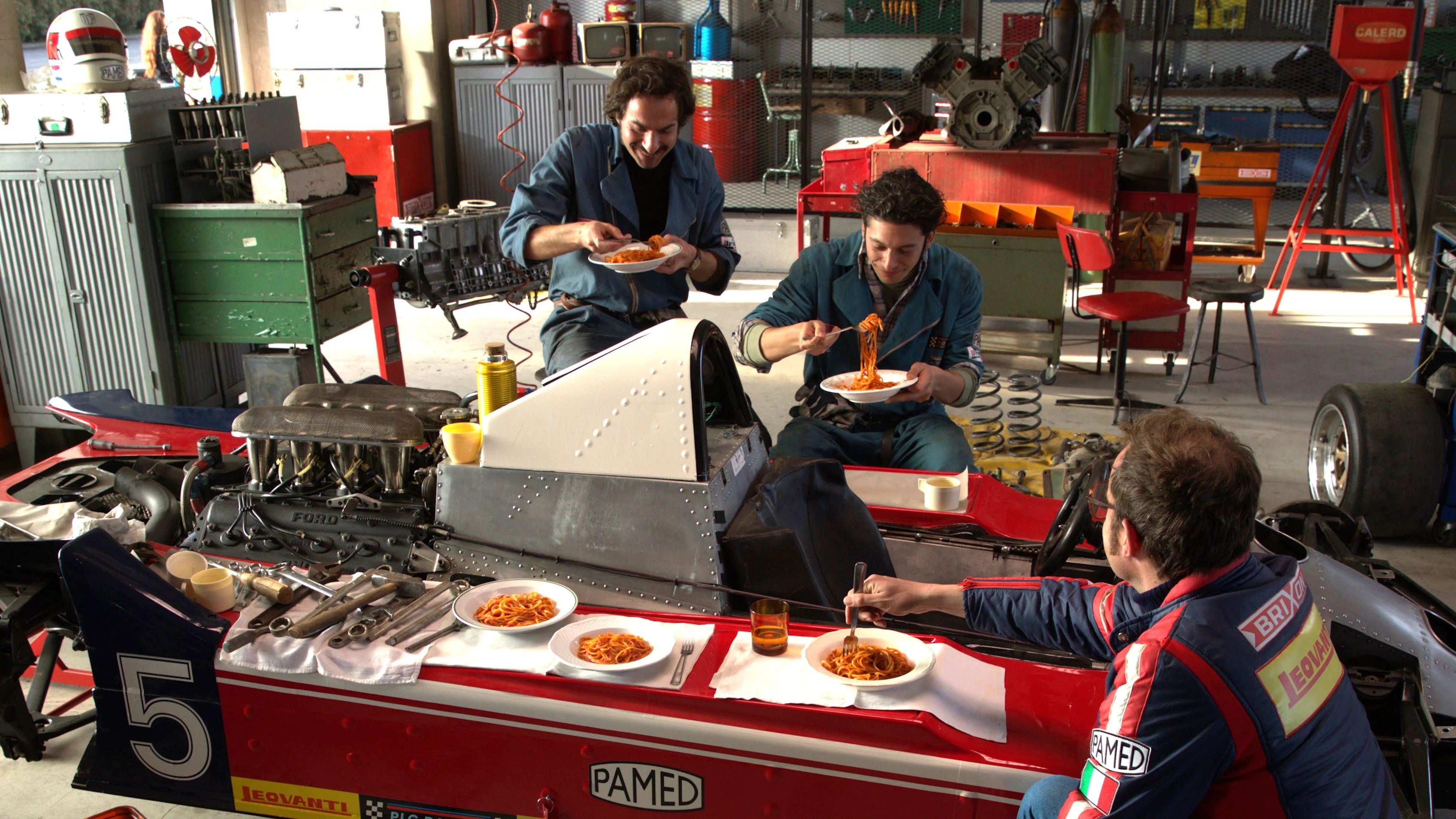 La campagne `` goûte à la famille '' de Barilla reconstitue l'histoire de la façon dont la cuisine de Pasticcino les a rassemblés dans le paddock - même ceux qui étaient rivaux sur la piste
